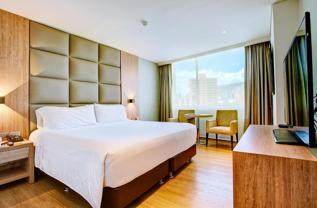 Hotel San Fernando Plaza  Rooms  Suite With Balcony 8