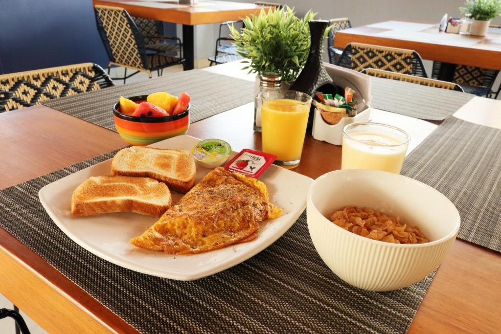 Hotel Lleras 10  Dining  Food And Beverages 1