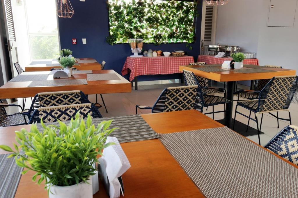 Hotel Lleras 10  Dining  Restaurant 2