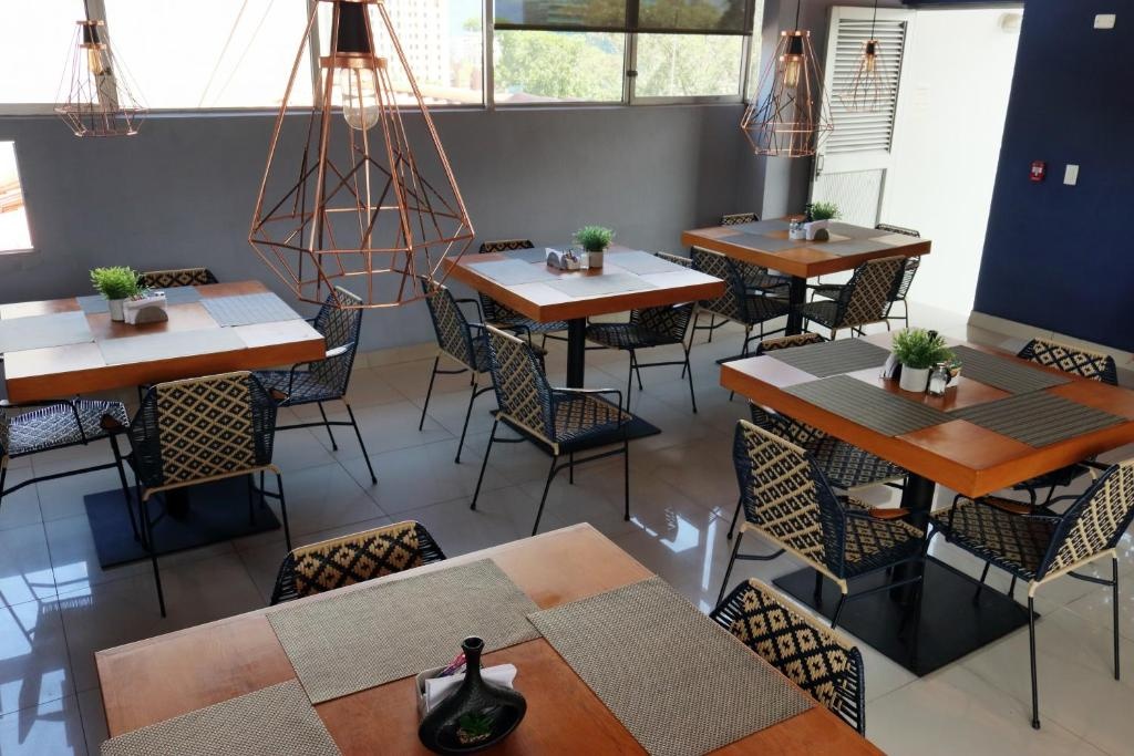 Hotel Lleras 10  Dining  Restaurant 3