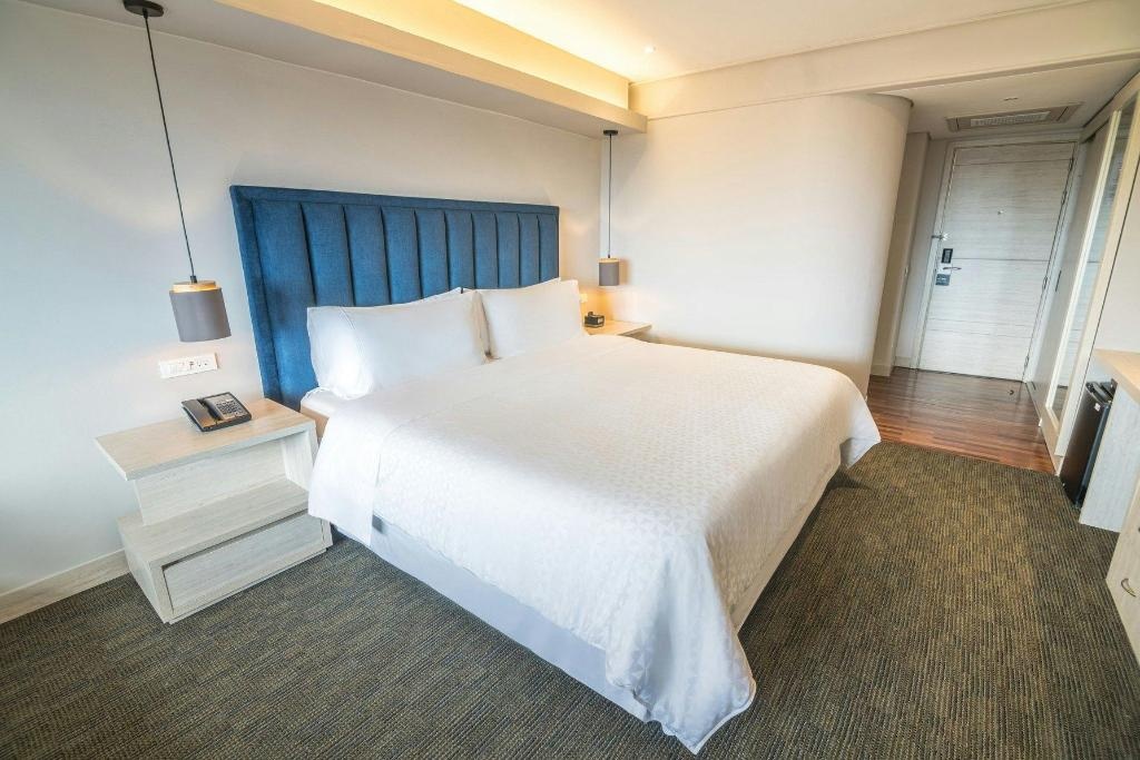 Four Points By Sheraton Medellin  Rooms  Executive Guest Room 1 King Sofa Bed Guestroom 13