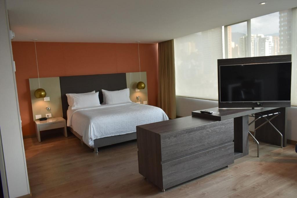 Hotel Holiday Inn Express Suites Medellin By IHG  Rooms  Rooms Image 4 4