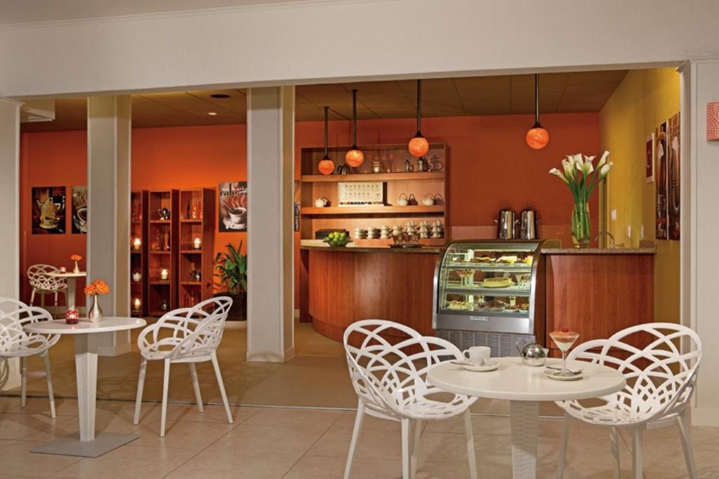 Sunscape Curacao Resort Spa Casino All Inclusive  Facilities  Barlounge 9