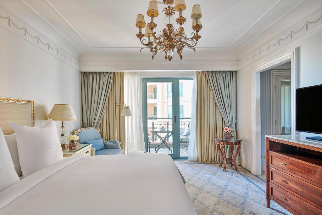 Four Seasons Executive Suite With King Bed