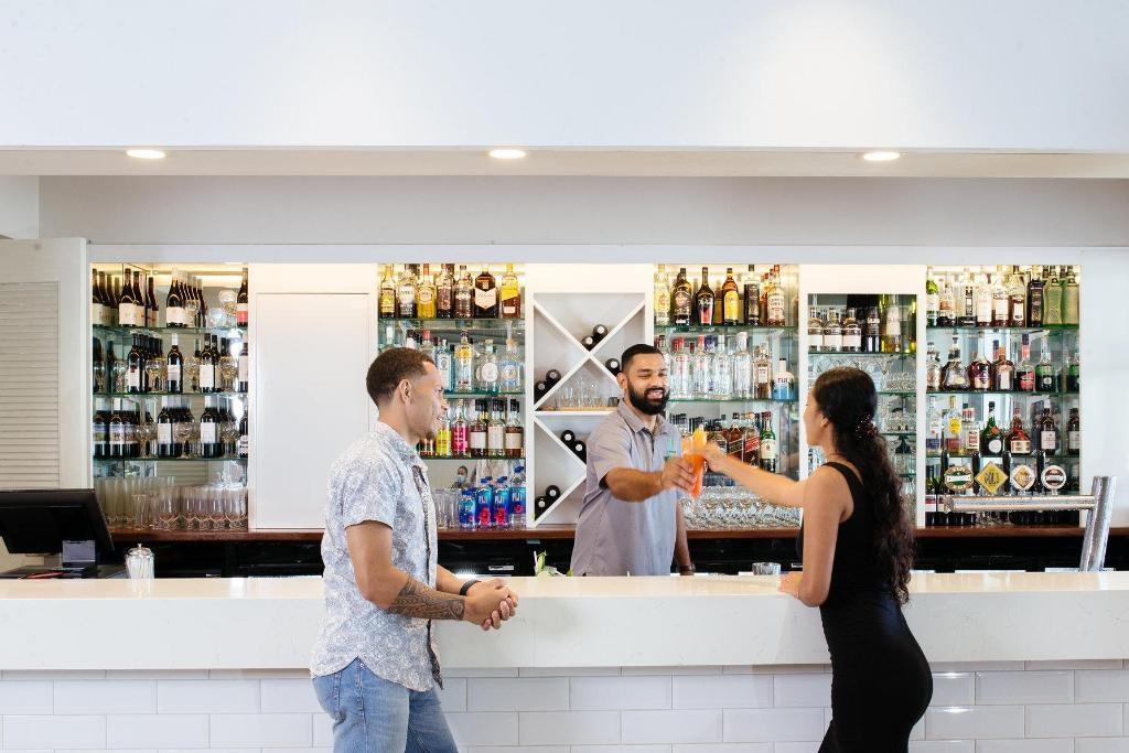 Holiday Inn Suva By IHG  Facilities  Bar 21