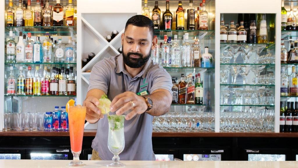 Holiday Inn Suva By IHG  Facilities  Bar 23