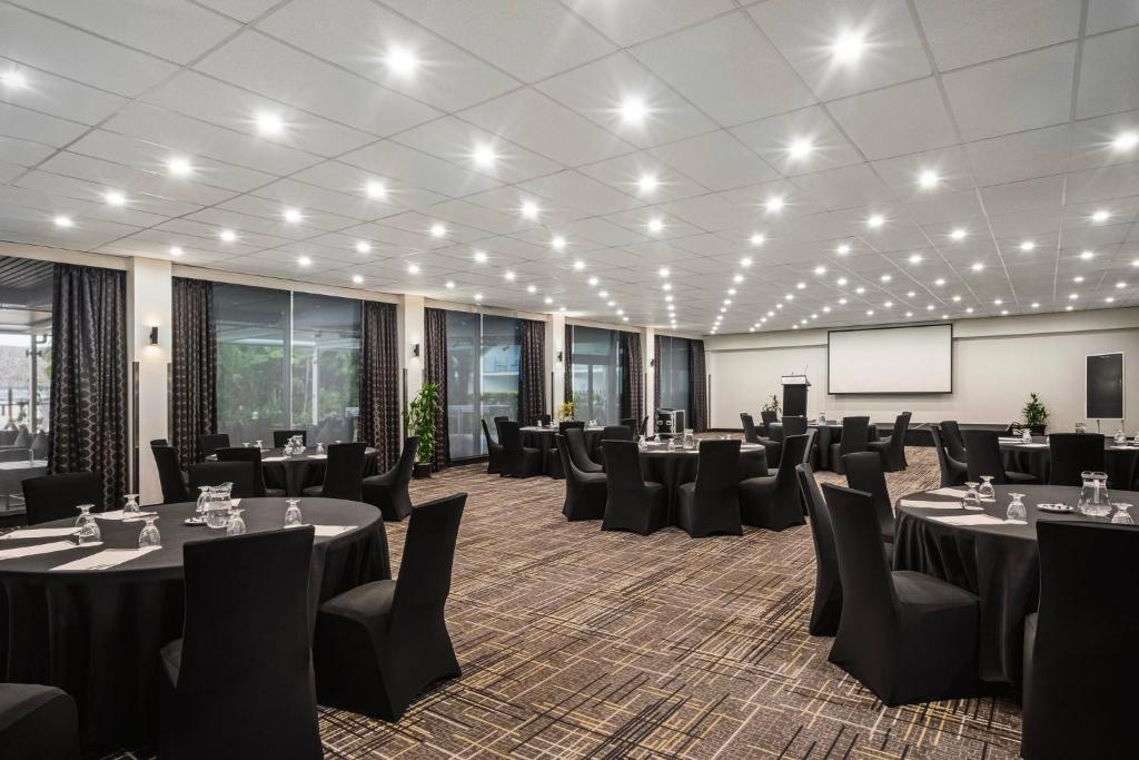 Holiday Inn Suva By IHG  Facilities  Meeting Room Ballrooms 16