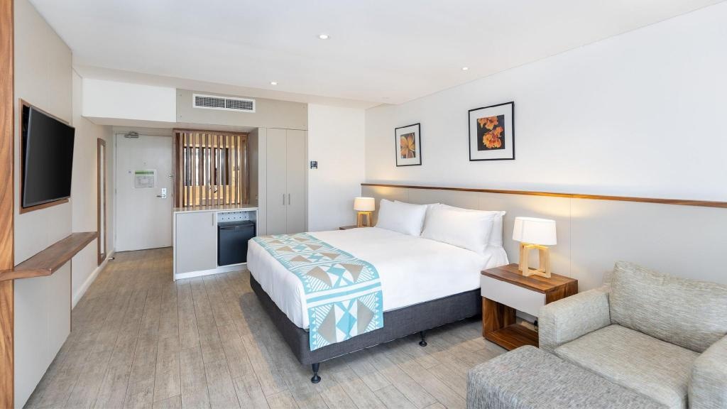 Holiday Inn Suva By IHG  Rooms  1 King Premium Parliament View Balcony 16