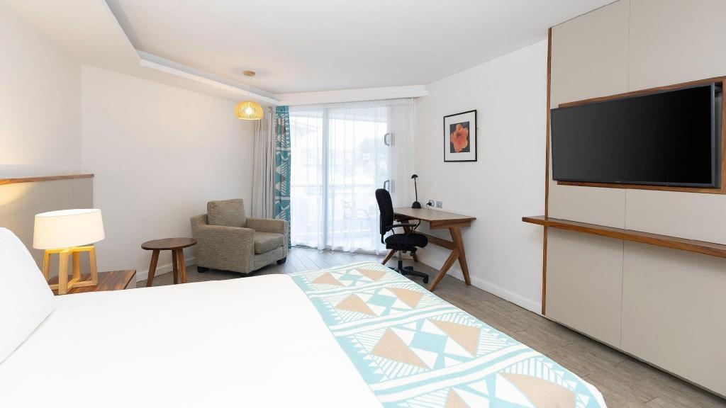 Holiday Inn Suva By IHG  Rooms  1 Queen Bed Non Smoking Guestroom 9