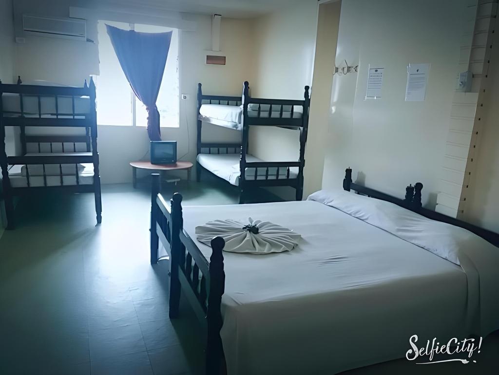 City Private Hotel  Rooms  Family Bunk Room Bathroom 3