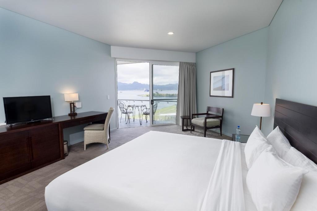 Grand Pacific Hotel By IHG  Rooms  1 King Classic Harbour View Bed 3