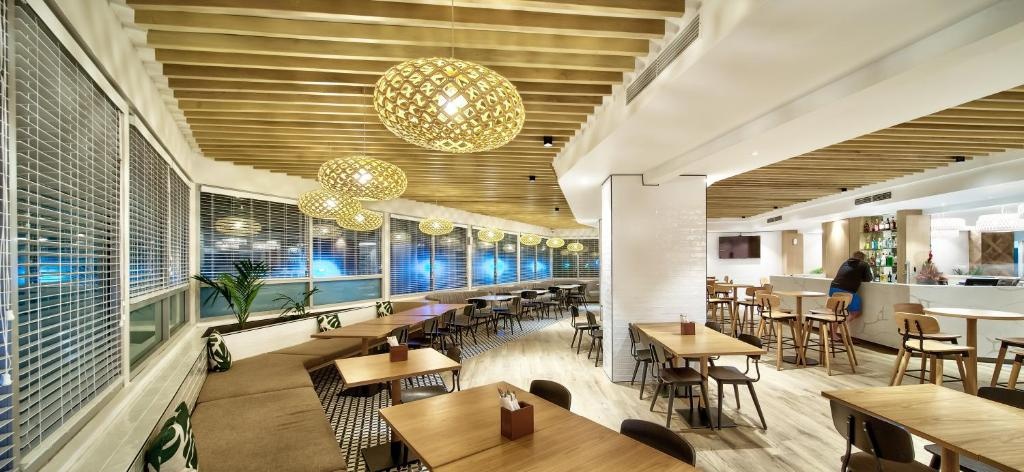 Tanoa Plaza Hotel  Facilities  Barlounge 2