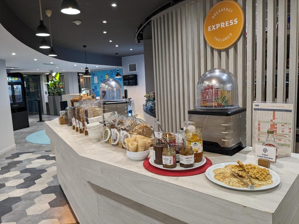 Buffet Holiday Inn Express Paris   Velizy In Velizy Villacoublay