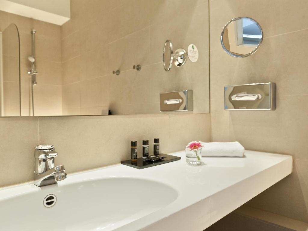 Wyndham Berlin Excelsior  Facilities  Bathroom 7
