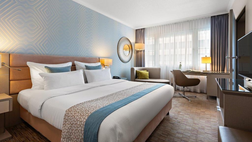 Crowne Plaza Berlin City Centre By IHG  Rooms  1 King Suite Bedroom 1