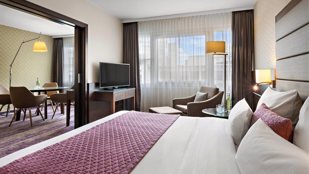 Crowne Plaza Berlin City Centre By IHG  Rooms  1 King Suite High Floor Bedroom 10