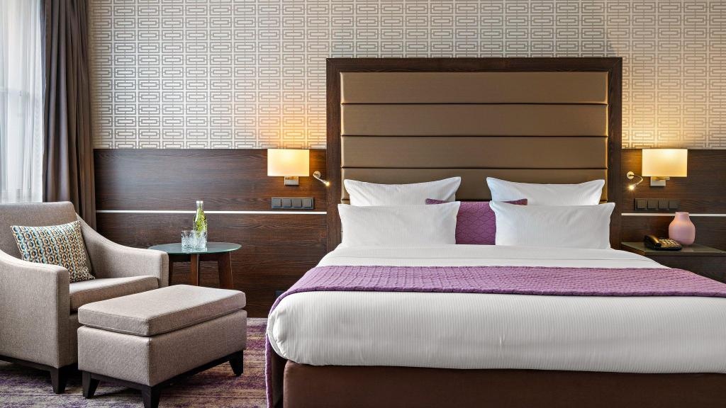 Crowne Plaza Berlin City Centre By IHG  Rooms  1 King Suite High Floor Bedroom 9