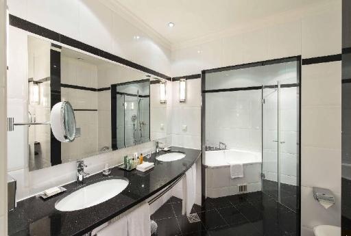 Hilton BerlinfacilitiesBathroom48