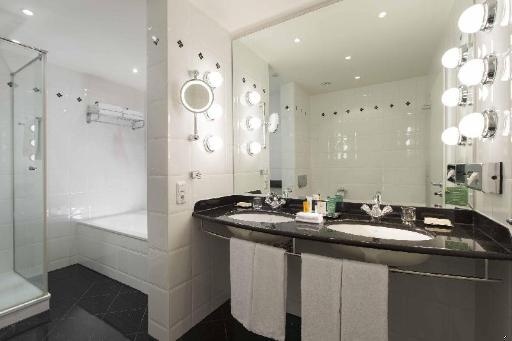 Hilton BerlinfacilitiesBathroom51