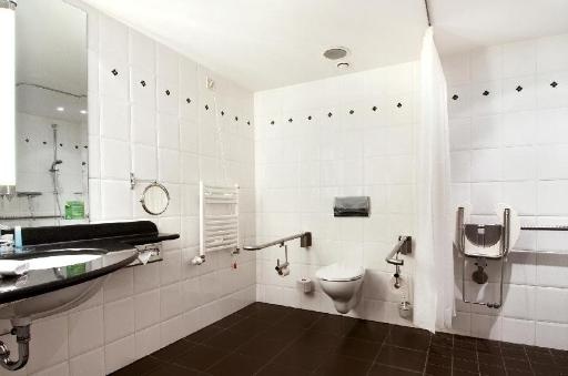 Hilton BerlinfacilitiesBathroom52
