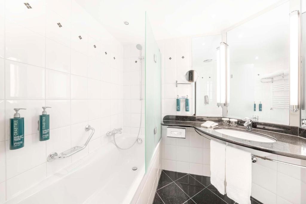 Hilton BerlinfacilitiesBathroom56