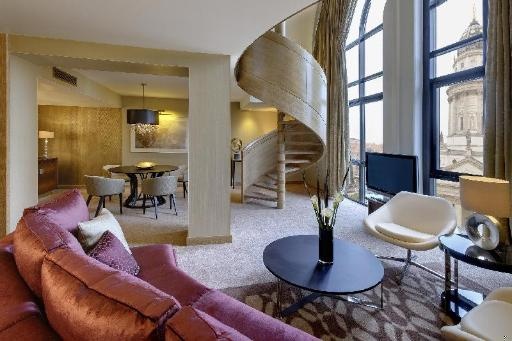 Hilton BerlinfacilitiesSeparate Living Room14