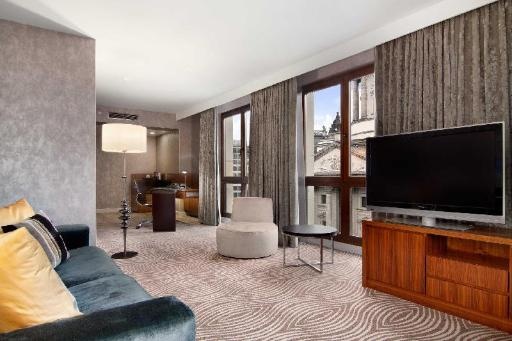 Hilton BerlinfacilitiesSeparate Living Room45