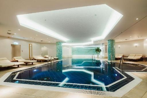 Hilton BerlinfacilitiesSwimming Pool1
