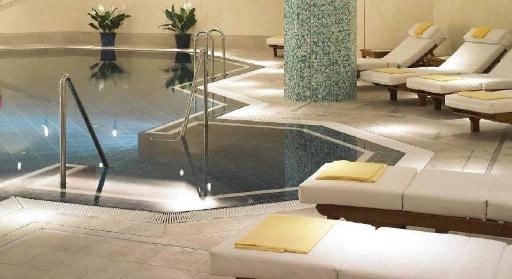 Hilton BerlinfacilitiesSwimming Pool4