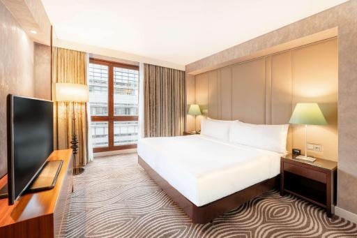 Hilton BerlinroomsCorner Suite Dome View Guestroom23