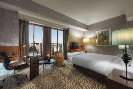 Hilton BerlinroomsDuplex Suite Dome View Guestroom15