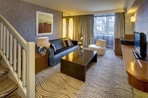 Hilton BerlinroomsDuplex Suite Dome View35