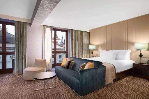 Hilton BerlinroomsJunior Suite Dome View Guestroom17