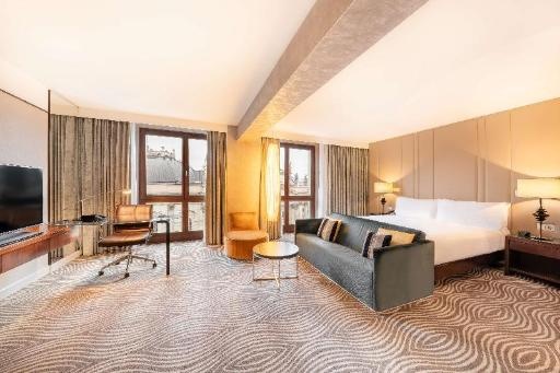 Hilton BerlinroomsJunior Suite Dome View Guestroom18