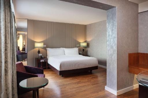 Hilton BerlinroomsKing Accessible Room Guestroom41