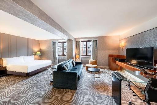 Hilton BerlinroomsKing Deluxe Room Guestroom1