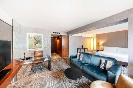 Hilton BerlinroomsKing Deluxe Room Guestroom12