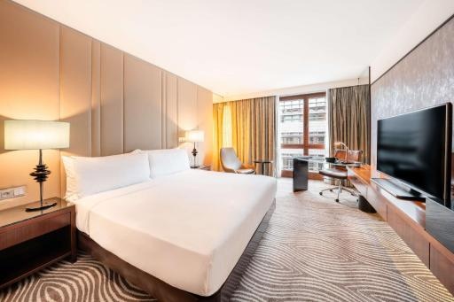 Hilton BerlinroomsKing Executive Room Guestroom3