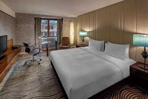 Hilton BerlinroomsKing Executive Room Guestroom6