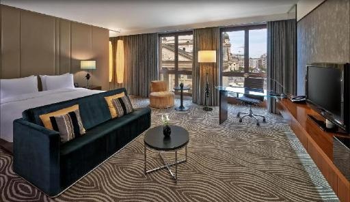 Hilton BerlinroomsKing Guestroom Dome View8