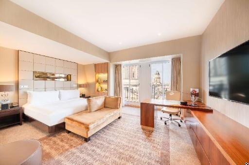 Hilton BerlinroomsPresidential Suite Domevie Guestroom2