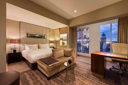 Hilton BerlinroomsPresidential Suite Domevie Guestroom7