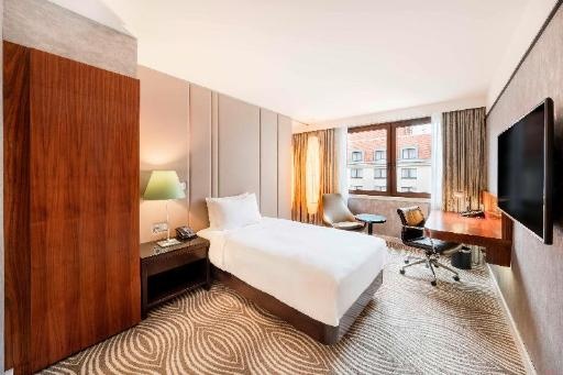 Hilton BerlinroomsSingle Hilton Guestroom Guestroom40