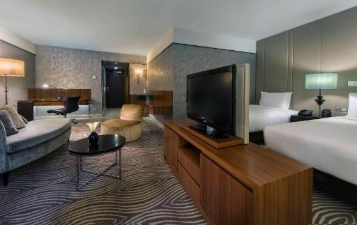 Hilton BerlinroomsTwin Deluxe Room Guestroom22