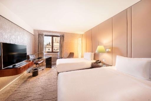 Hilton BerlinroomsTwin Guestroom Dome View Guestroom11