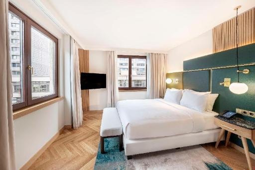 Hilton BerlinroomsTwo Bedroom Suite With Kitchen Guestroom26