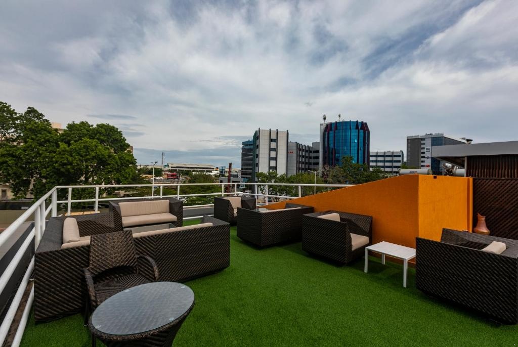 Airport View Hotel__facilities__Balconyterrace_10