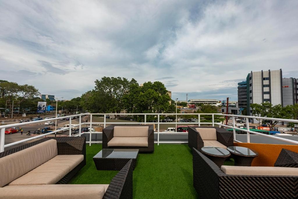 Airport View Hotel__facilities__Balconyterrace_9