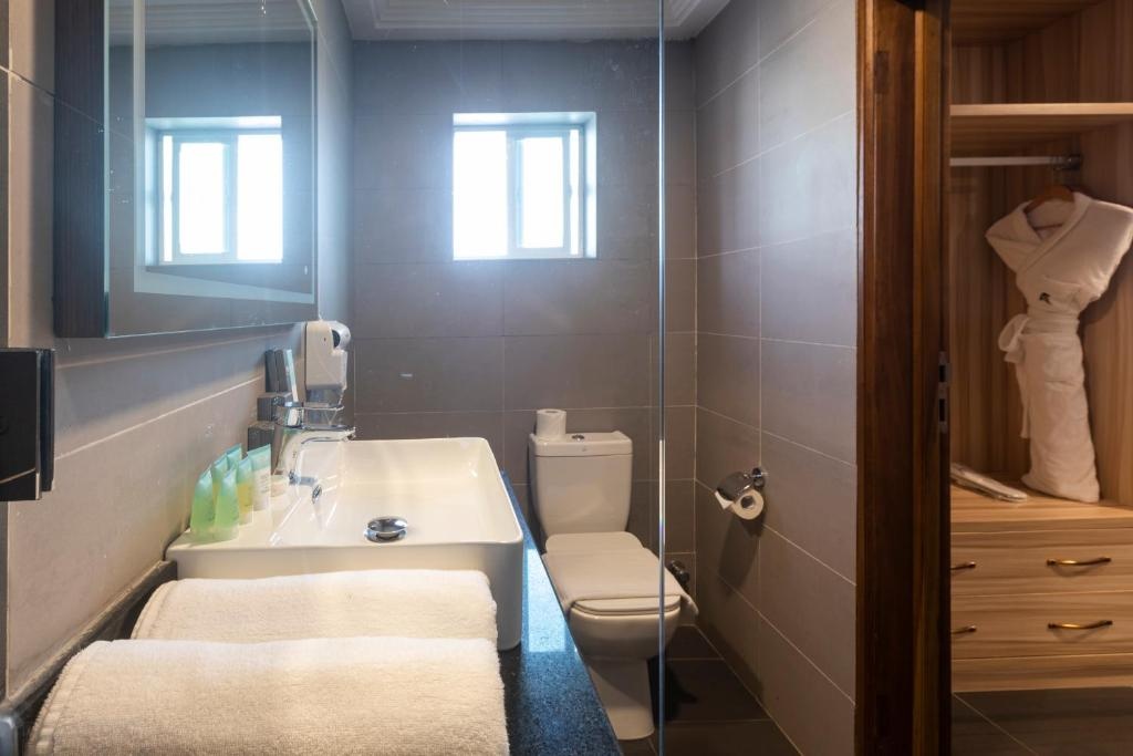 Airport View Hotel__facilities__Bathroom_16