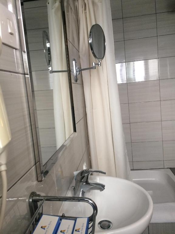 Airport View Hotel__facilities__Bathroom_22